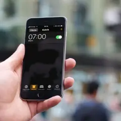 Jak ściszyć budzik iPhone, aby nie być zaskoczonym głośnym dźwiękiem