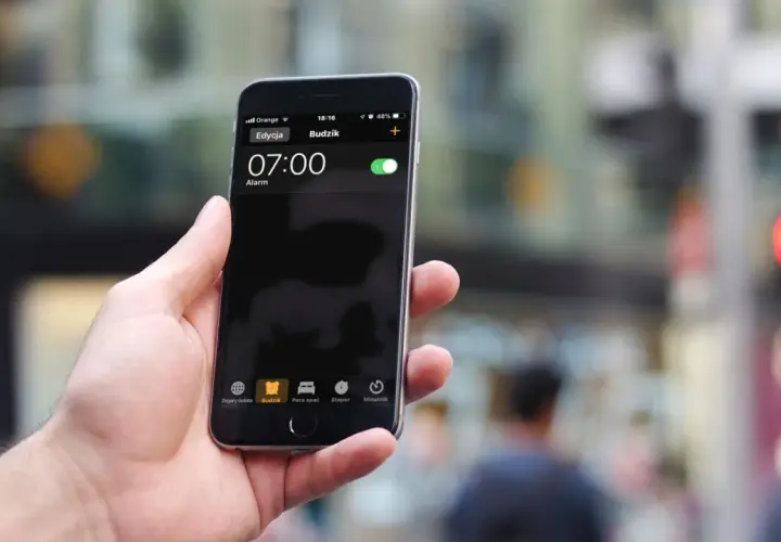 Jak ściszyć budzik iPhone, aby nie być zaskoczonym głośnym dźwiękiem