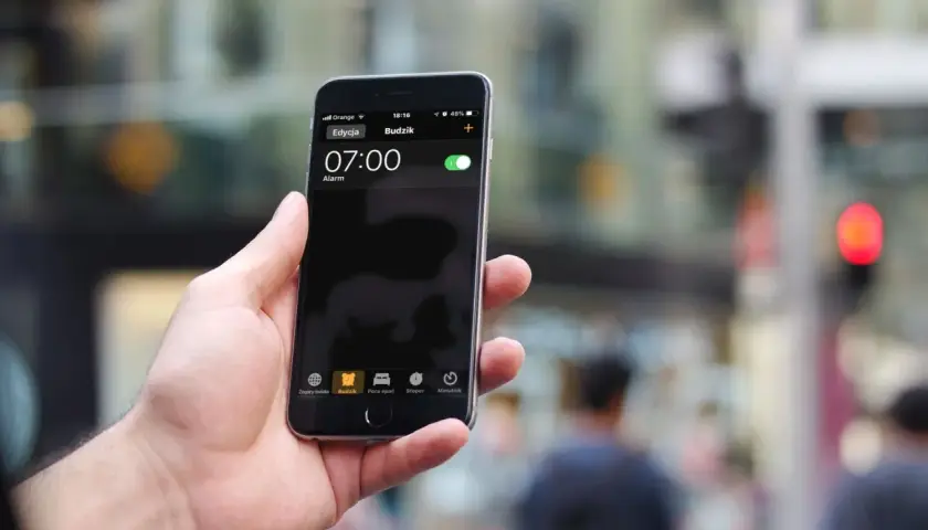 Jak ściszyć budzik iPhone, aby nie być zaskoczonym głośnym dźwiękiem