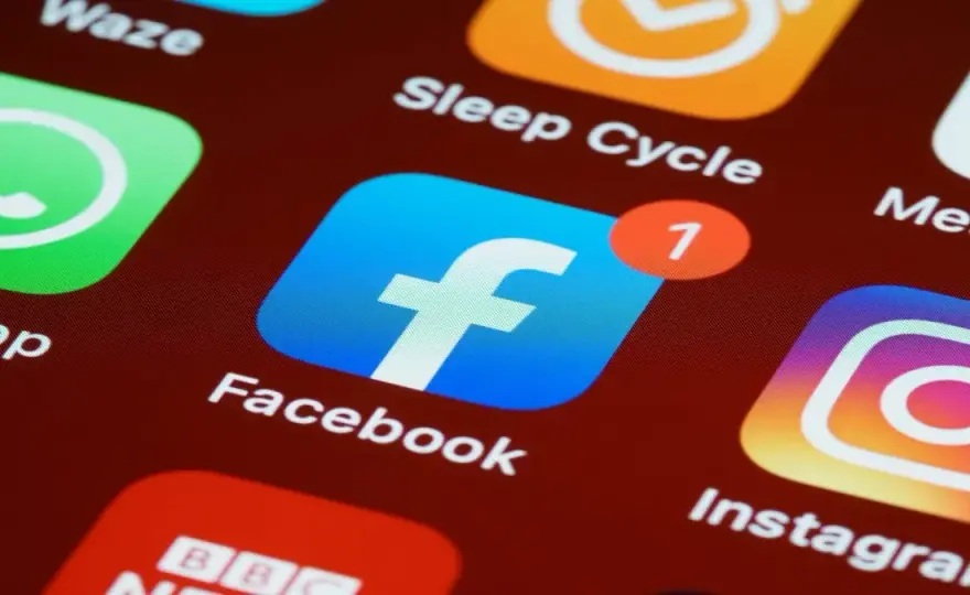 Jak wstrzymać relacje na Facebooku i uniknąć niechcianych treści
