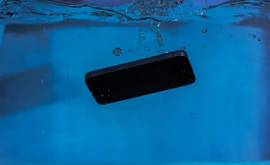 Czy iPhone 13 Pro jest wodoszczelny? Odkryj prawdę o jego wytrzymałości