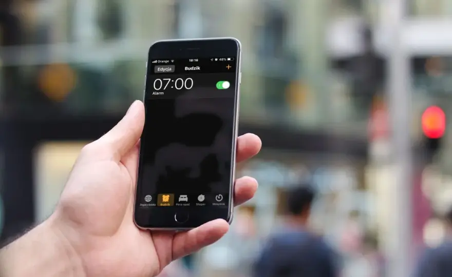 Jak ściszyć budzik iPhone, aby nie być zaskoczonym głośnym dźwiękiem
