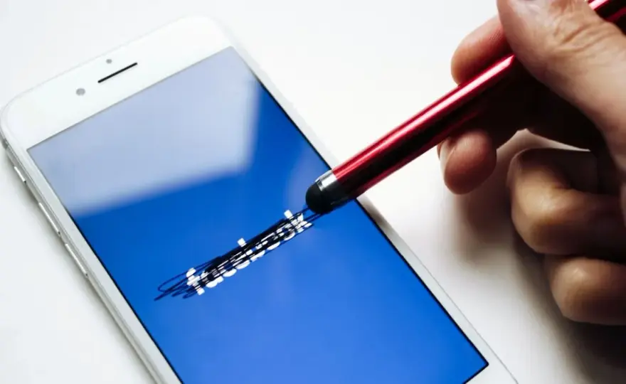 Jak usunąć reklamę na Facebooku i cieszyć się czystym feedem